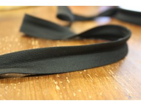 Gabardénový šikmý proužek v černé barvě, 25mm