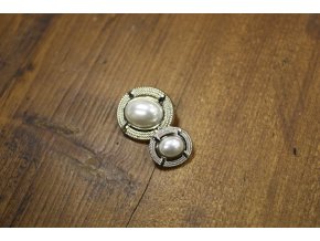 Stříbrný oválný knoflík s perlou ve stylu Chanel