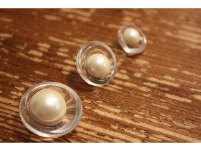 Asymetrický knoflík s perlou, design Armani