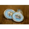 Světle modrý knoflík se stříbrnou korunou, 2 velikosti