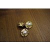 Zlatý oválný knoflík s perlou ve stylu Chanel