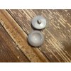 Světle šedý knoflík 26mm
