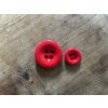 Červený lesklý  čtyřdírkový knoflík, 15mm a 23mm