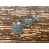 Světle modrý vintage knoflík s průsvitným okrajem