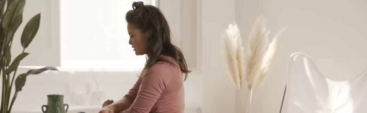 Zbavte sa každodenného napätia pomocou tejto hodiny jogy.