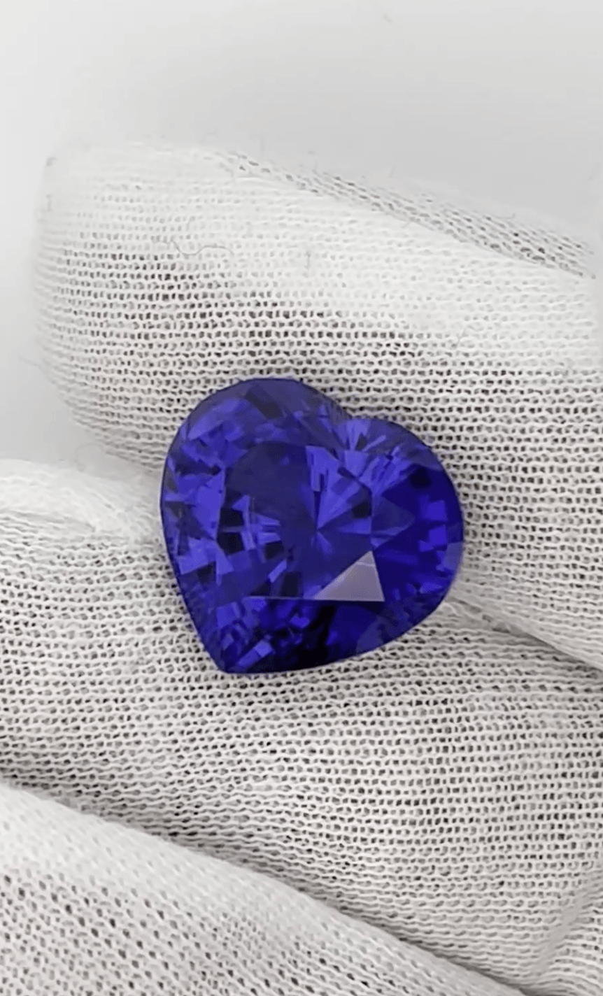 Co je tanzanit a proč je modrofialový