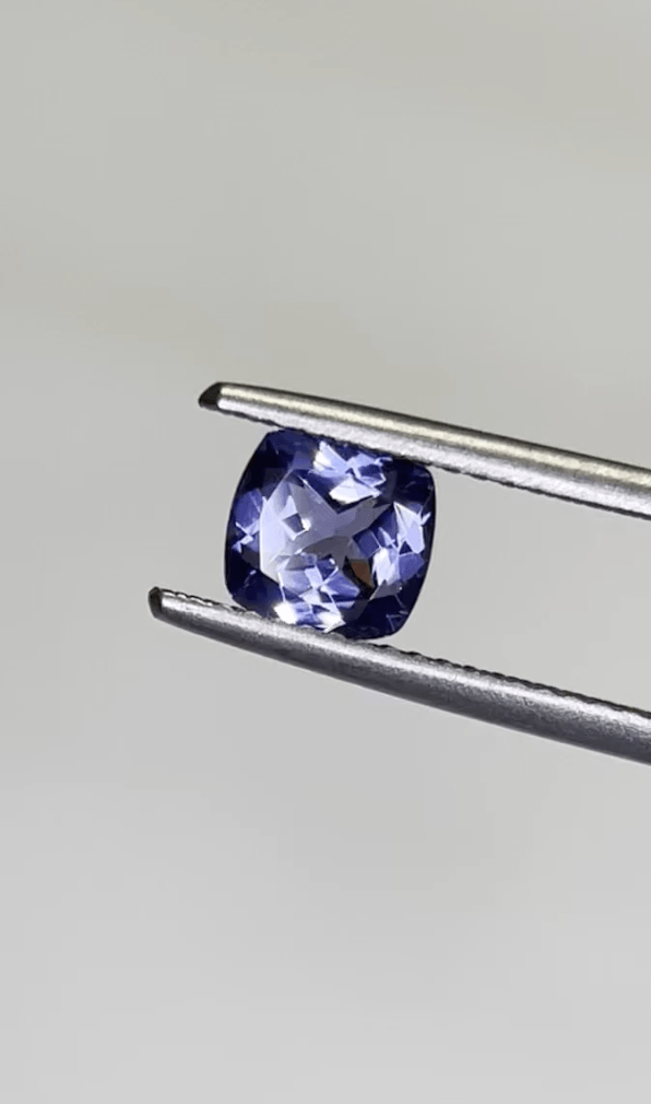 Inkluze u tanzanitu: proč není „sterilní“ jako diamant