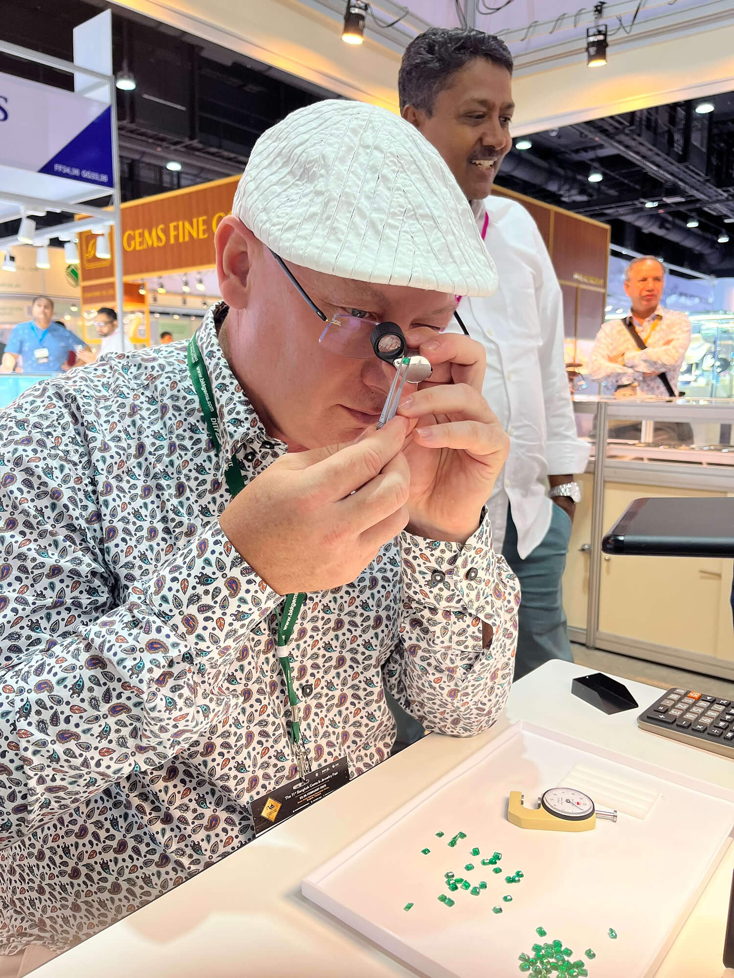 Praktické posouzení kvality smaragdů pomocí lupy a vizuální kontroly více kamenů.