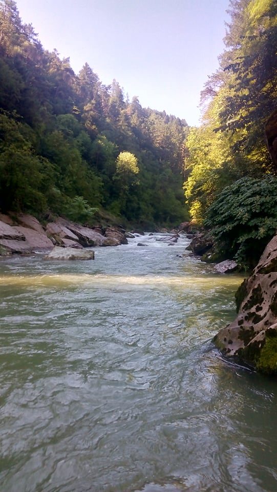 Itálie- řeka Alto Sarca,  jezero Molveno