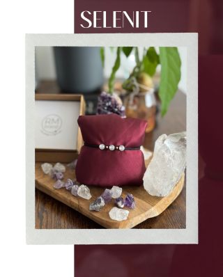 Selenit je kamenem hlubého klidu a přináší úlevu při úzkosti a panických atakách. 🤍 Selenit je kámen očisty a ochrany....