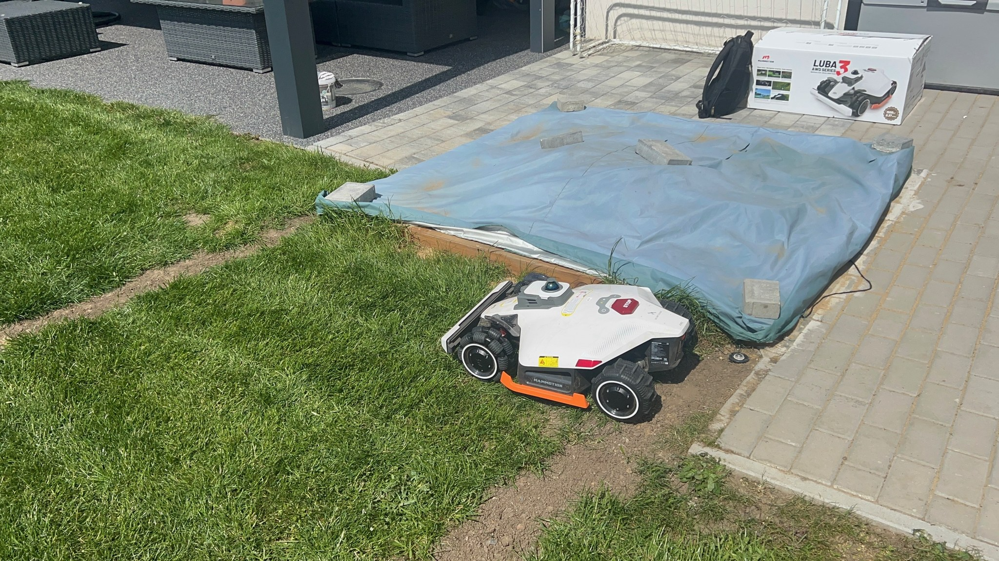 Mammotion LUBA 3 AWD 3000 při instalaci na zahradě zákazníka