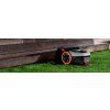 segway navimow i2 awd sekani pod drevenou terasou
