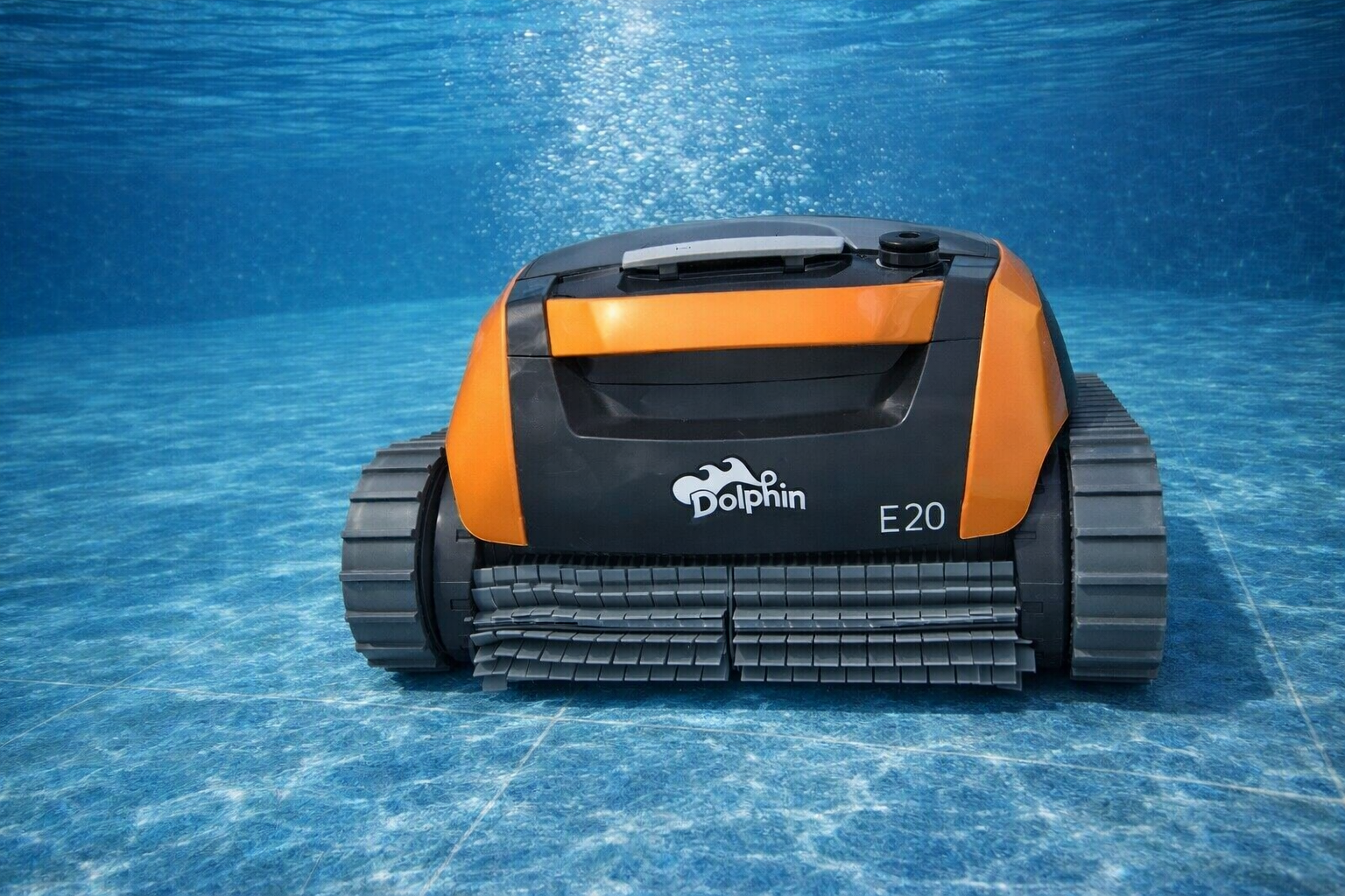 Robotický bazénový vysavač Dolphin E20 při čištění dna