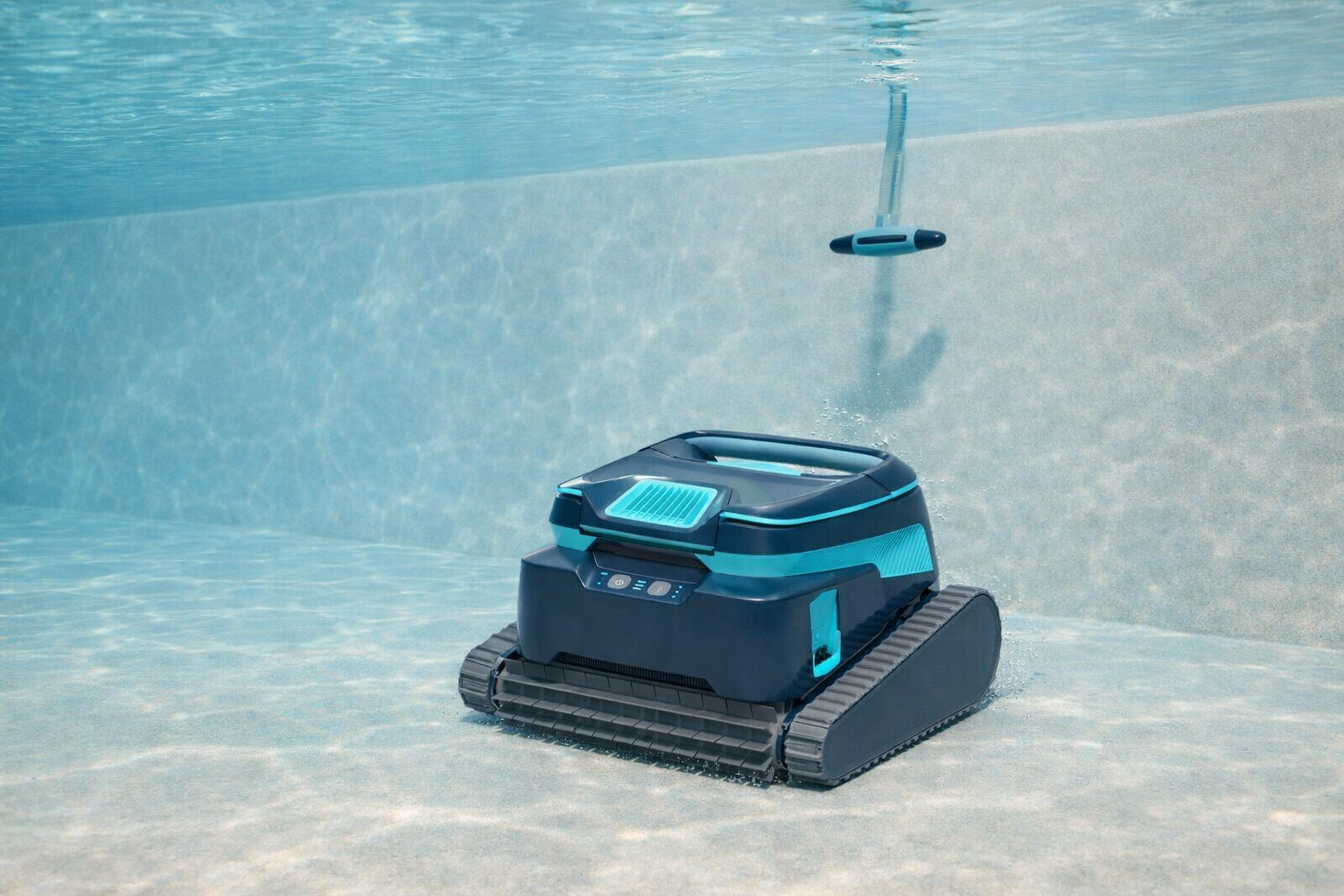 Robotický bazénový vysavač Dolphin Liberty 600 při čištění dna