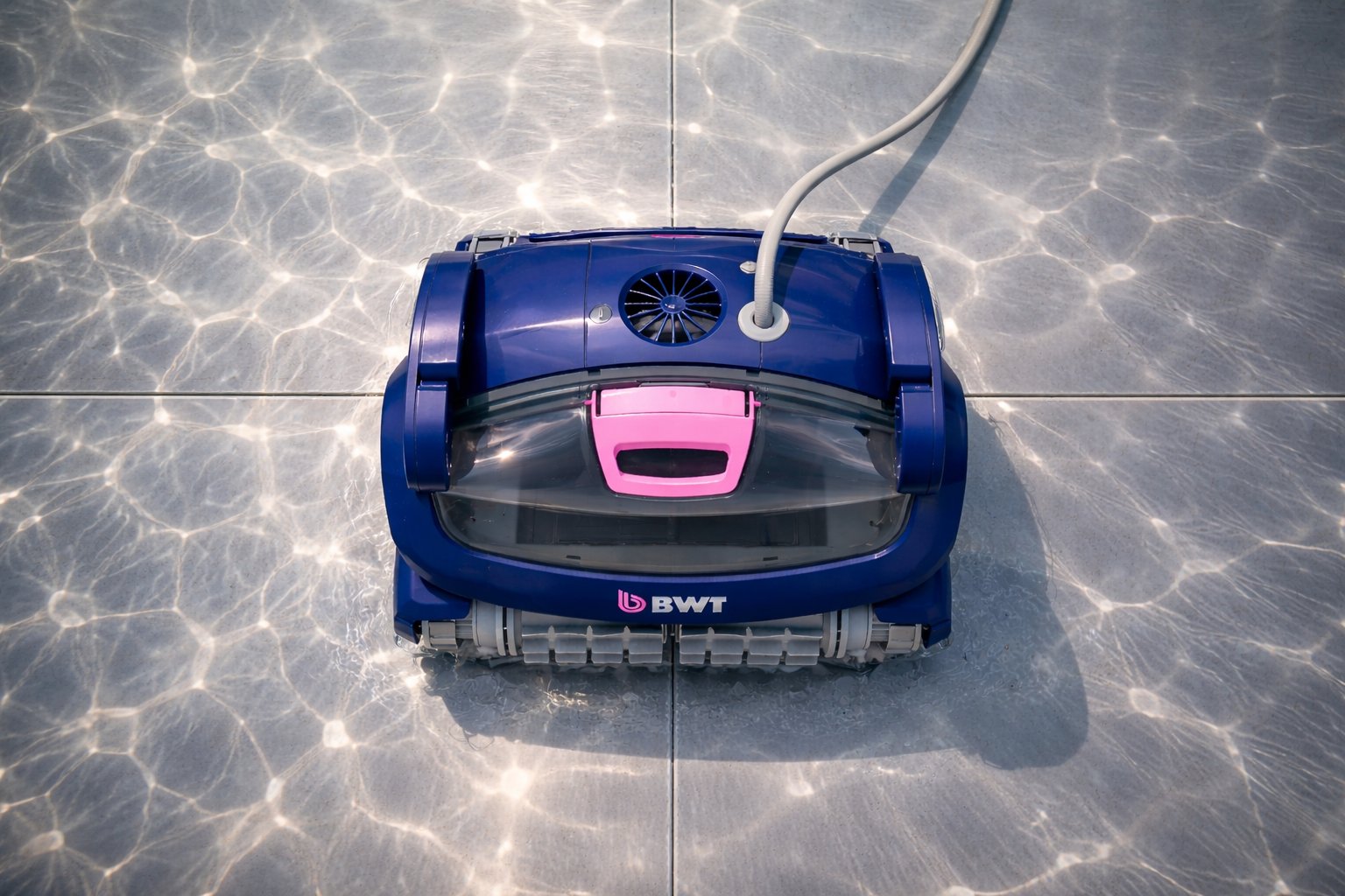 Robotický bazénový vysavač BWT F1 RXT čistí dno