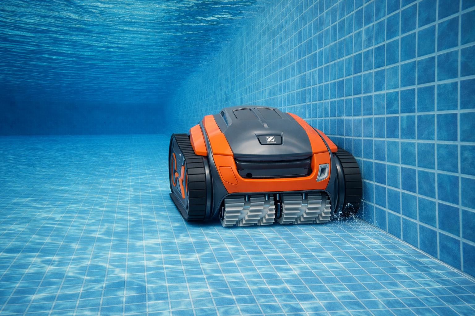 Robotický bazénový vysavač Zodiac TRX 8700 iQ Vortrax při čištění dna