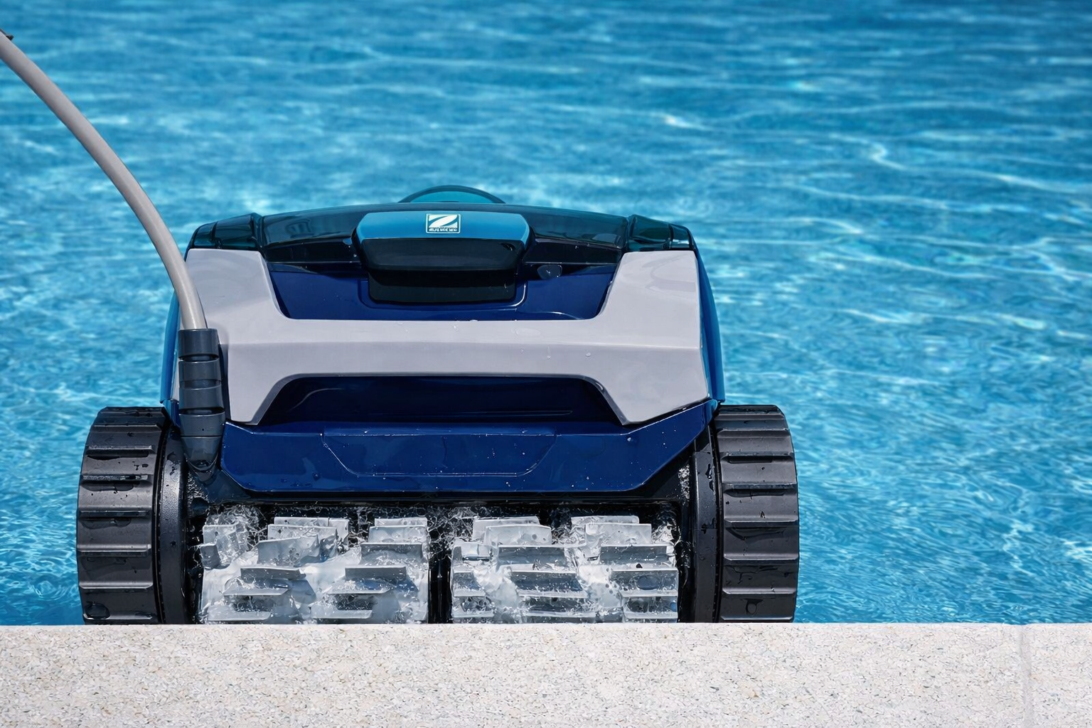 Robotický bazénový vysavač Zodiac RE 4600iQ Voyager u hladiny