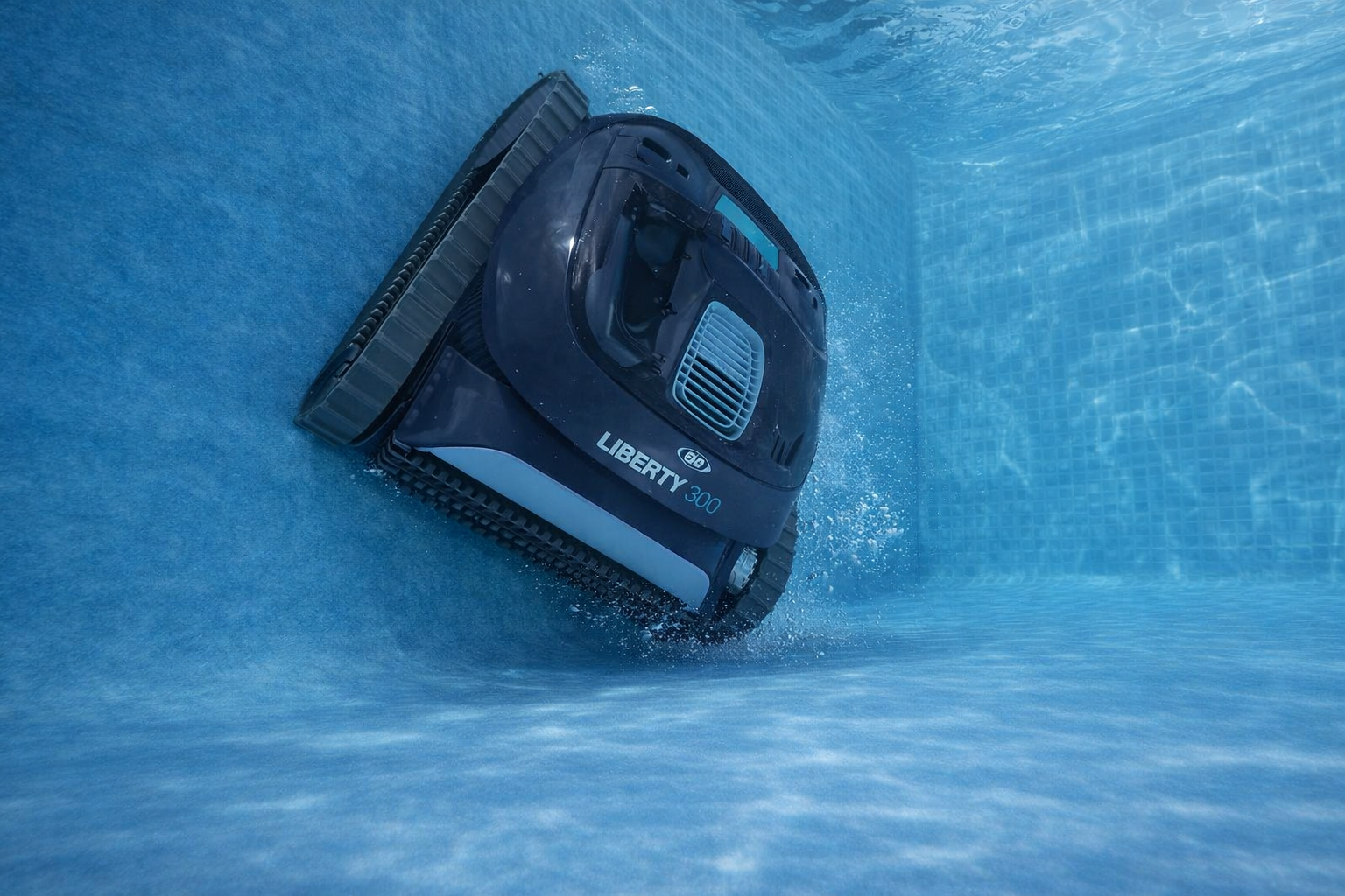 Robotický bazénový vysavač Dolphin Liberty 300 při čištění stěny