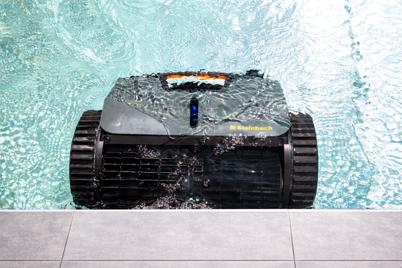 Steinbach Poolrunner SMART RXB 450 při čištění stěny