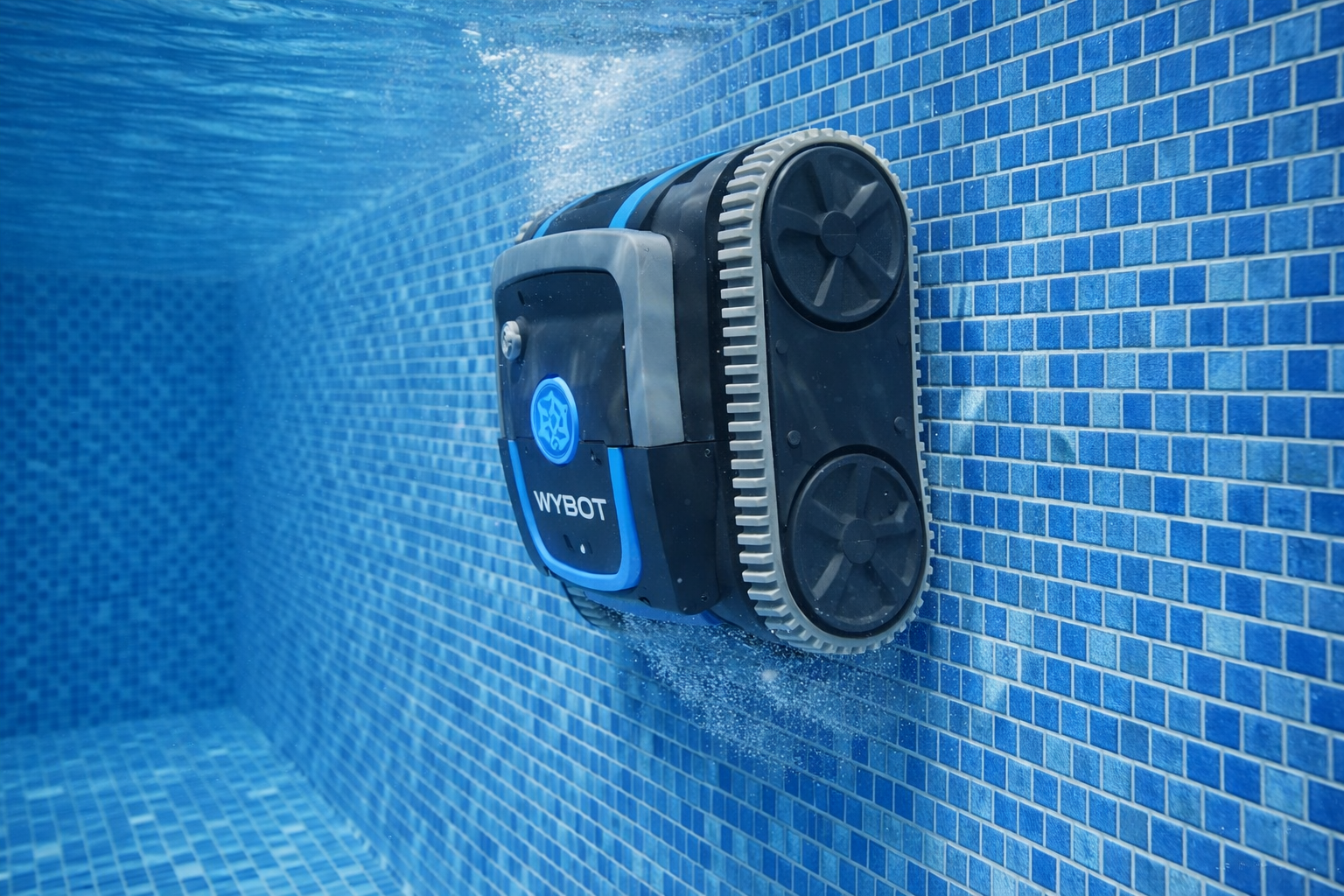 Robotický bazénový vysavač Wybot S1 při čištění stěny