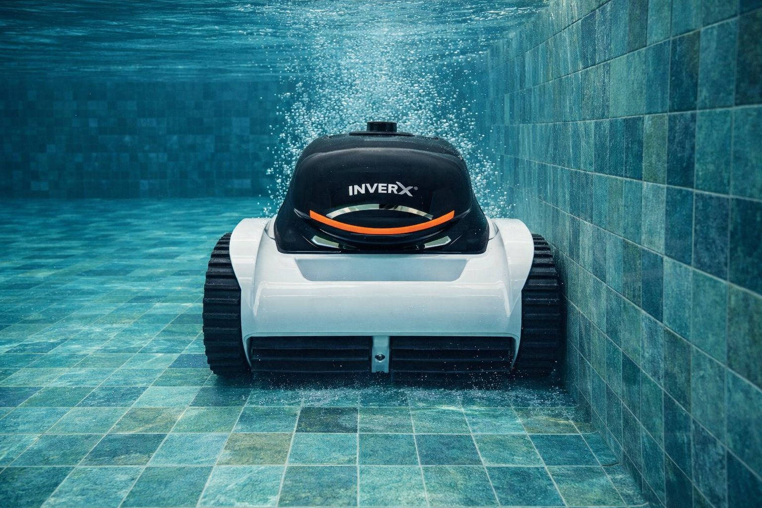 Robotický bazénový vysavač Fairland XA20 při čištění dna