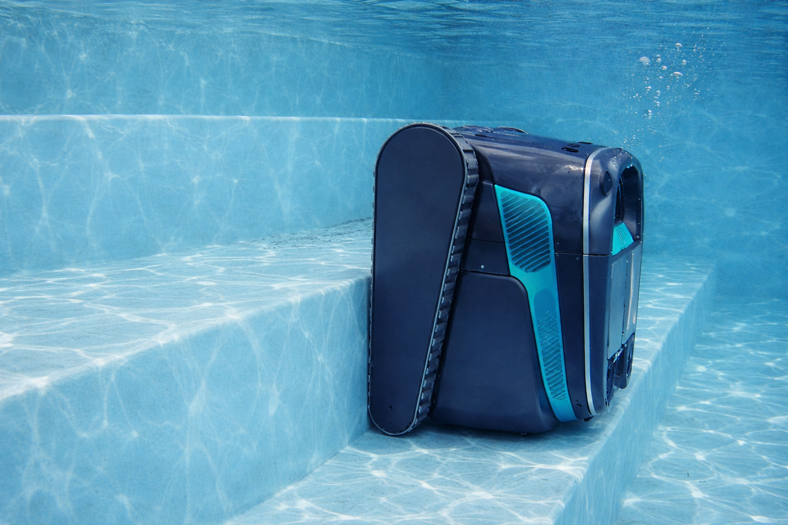 Robotický bazénový vysavač Dolphin Liberty 600 čistí schody