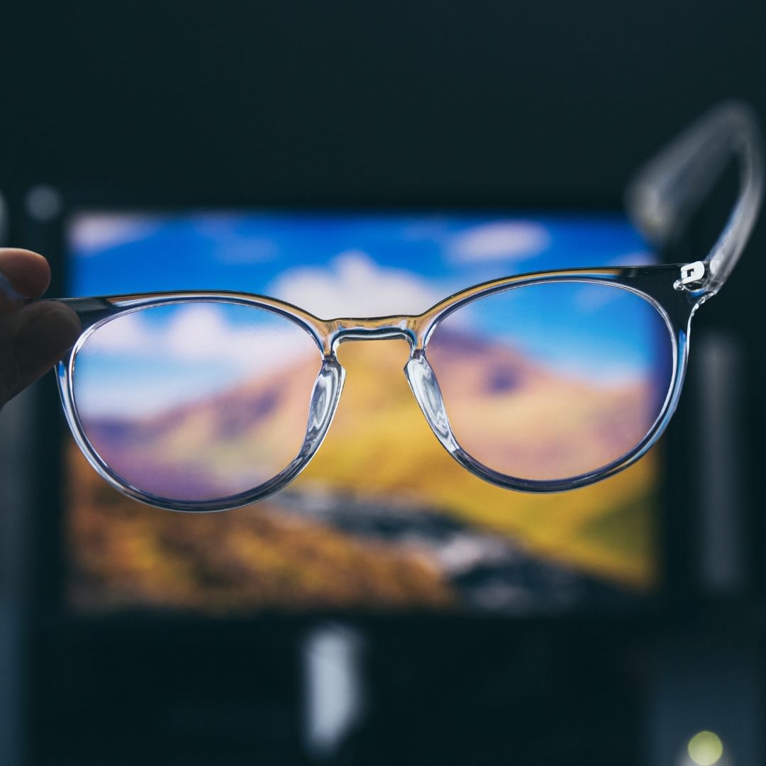 Ako používať okuliare proti modrému svetlu pre lepší spánok a zdravie očí