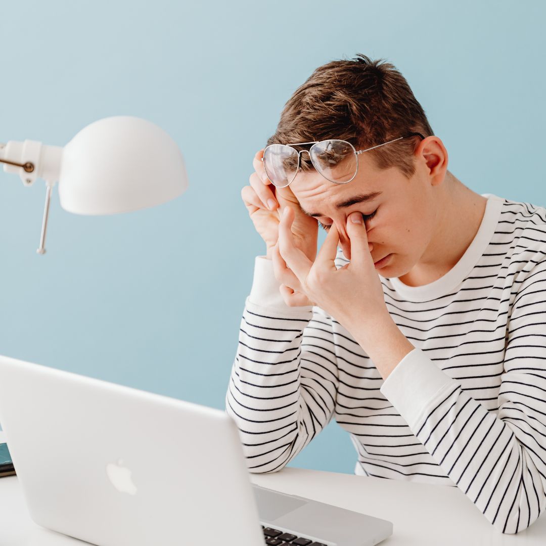 Bolí vás oči po práci na počítači? Pomůžou brýle proti modrému světlu