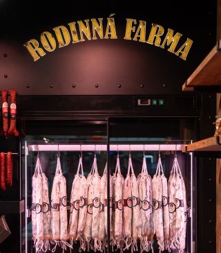 Sušené salámy? U nás ve velkém stylu! V každé z našich prodejen najdete výběr poctivých salámů s bílou ušlechtilou plísní...