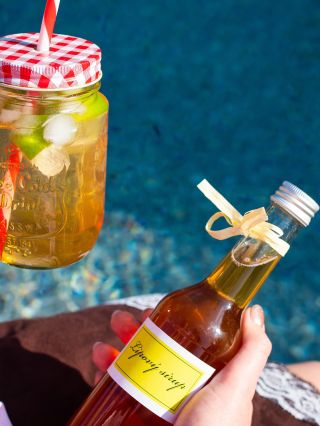 ☀️ LÉTO VE SKLENICI ☀️ Co osvěží víc než domácí limonáda z poctivého sirupu? 🍋 Na fotce vidíte lipový sirup, který v...