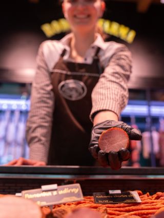 Poctivost, kterou vidíš na vlastní oči 👀🥩 U nás to není jen o produktech… je to o lidech, kteří za pultem vybírají to...