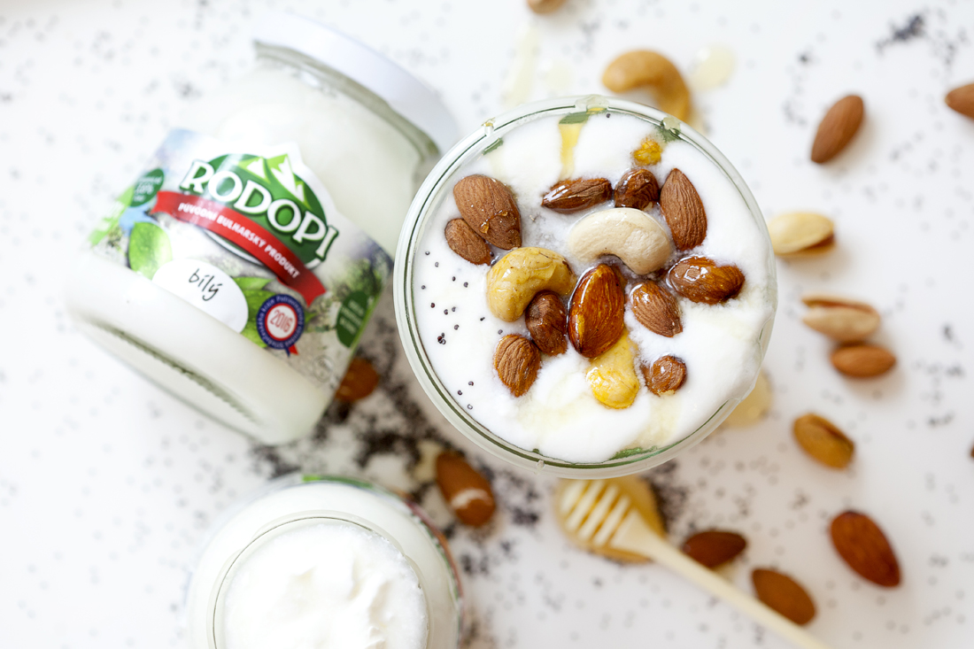 Je bílý jogurt „řitní“ kondicionér, nebo zázračný elixír nezbytný pro vaši dlouhověkost?