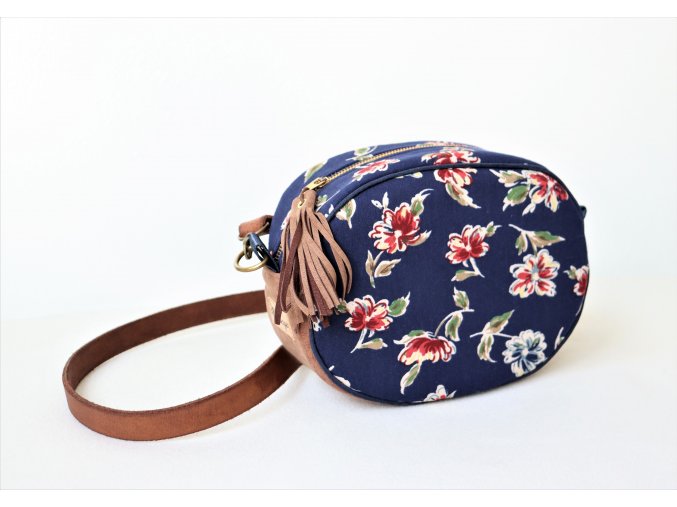 Oválná kabelka s kůží - květy na modré
