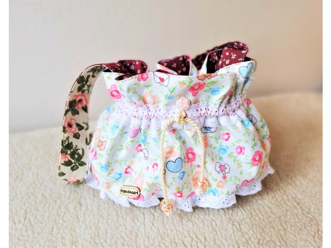Dívčí kabelka (pompadourka) květovaná s krajkami