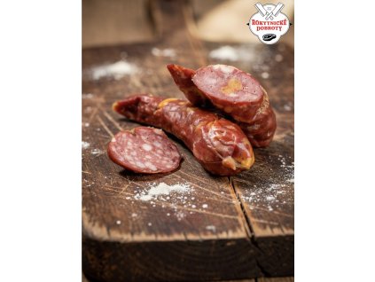 Klobása s chedarem a jalapeňos