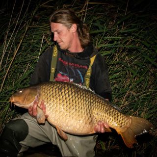 Kapr z uplynulé výpravy na jednu 24mm kuličku Economic Krill z krmného místa! 🎣 Kapři se zakulacují a chladnější počasí...