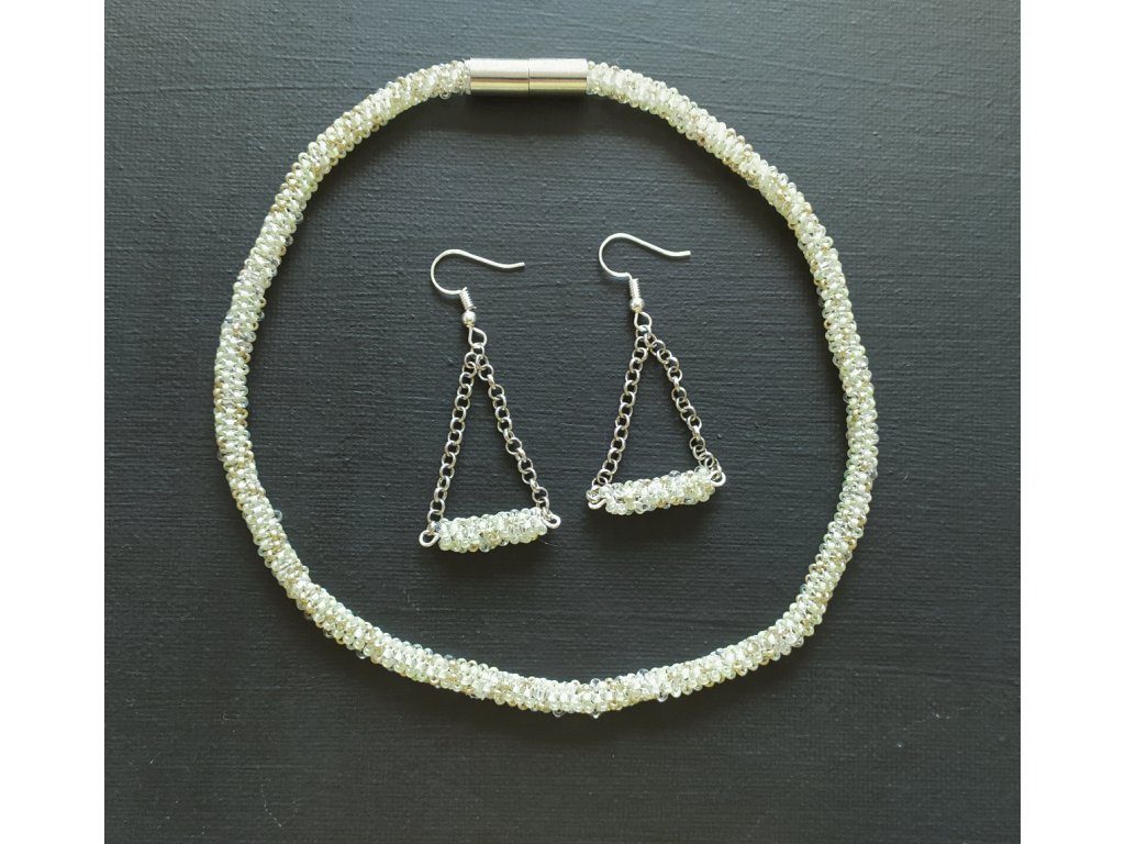 Šitý korálkový náhrdelník s náušnicemi