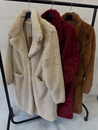 🧸✨Měkké a teplé jako obejmutí medvídka 🐻 V tomhle kabátku ti zima nebude 🤎 Vyber si barvu — béžová, hnědá nebo vínová 🍷....