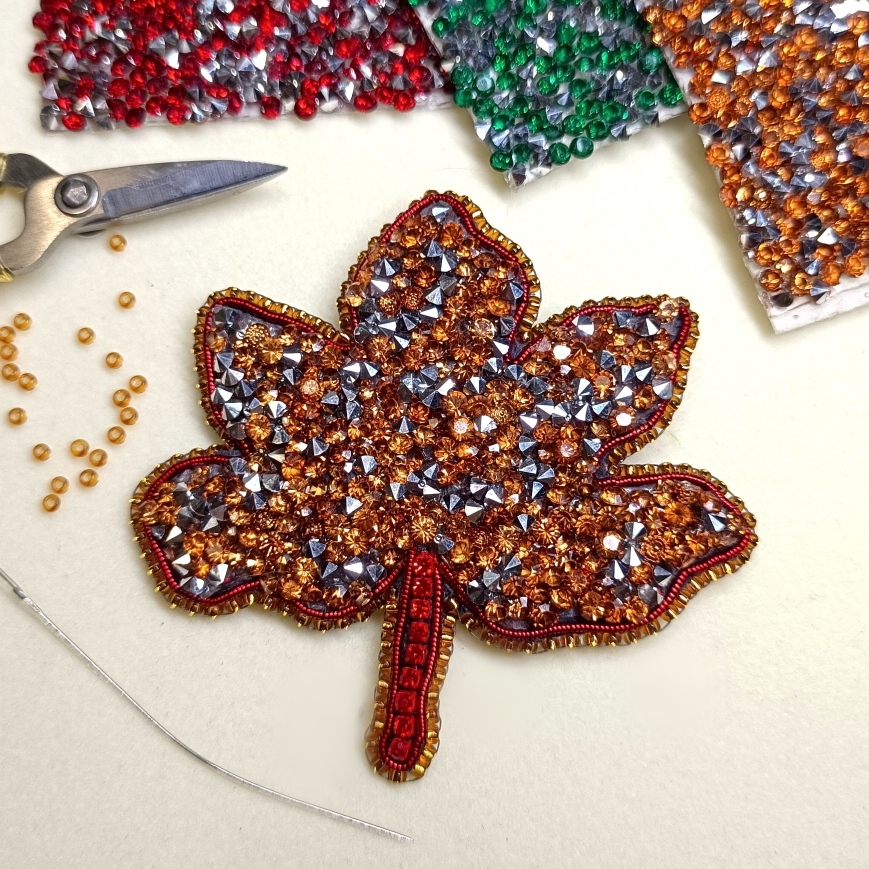 Podzimní vyšívaná brož s nalepovacími kamínky