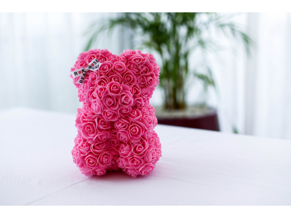 Růžový medvídek z růží se stuhou