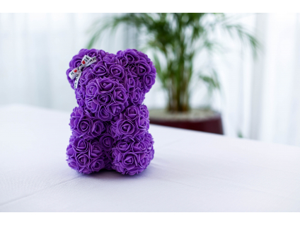 Fialový medvídek z růži se stuhou