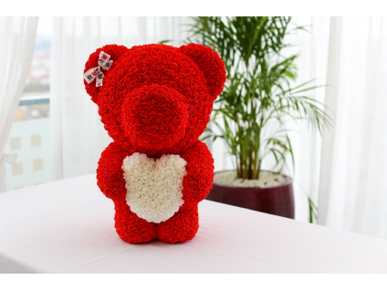Červený stojící medvídek z růží s bílým srdcem