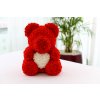 Červený medvídek z růží s bílým srdcem