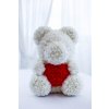 Bílý medvídek z růží s červeným srdcem