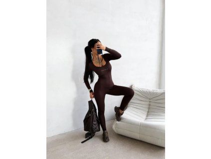 overal na modelce