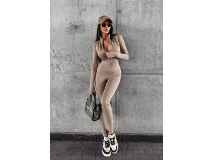 overal na modelce