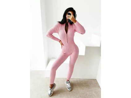 overal na modelce