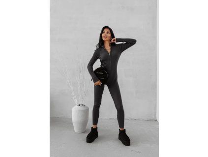 overal na modelce