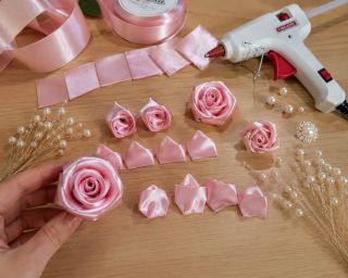 Z jemné saténové stuhy vzniká květ, který nikdy neuvadne 🌸✨ Každá růže je ručně skládaná s důrazem na detail, tvar a...