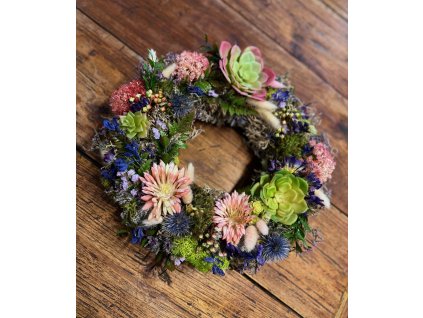 Věnec z umělých květin